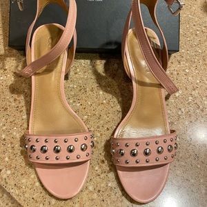 Coach gently wore sandals